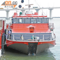 肇事的「鐵星號」由救援船拖返外港碼頭停泊。（本報澳門傳真）