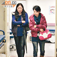 被斬傷小販的妻子（右），與女親友到醫院探望。 （李國健攝）