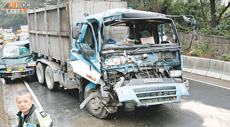 涉意外的其中一輛貨車車頭嚴重損毀。（張世洋攝）