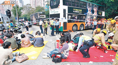 柴灣道車禍傷者坐在馬路等候救援，東區醫院派出緊急事故小隊到場拯救。（資料圖片）