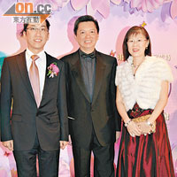 醫專會主席江明熙醫生（中）、太太Amy（右）與前東華主席梁定宇盛裝到賀。