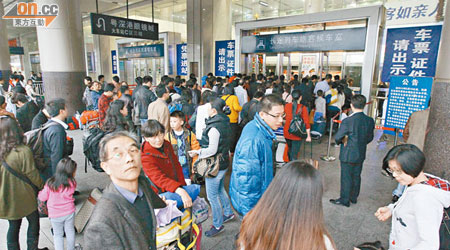 深圳火車站外昨人頭湧湧，但未見無牌旅行社拉客。