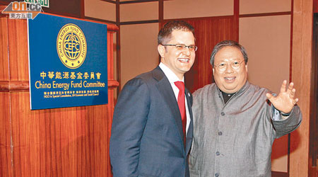 何志平（右）邀得耶雷米奇（左）出席中華能源基金委員會午宴。（盧志燊攝）