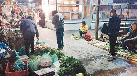 金山村的市場除有蔬菜出售外，亦有提供家禽、海鮮及生果。
