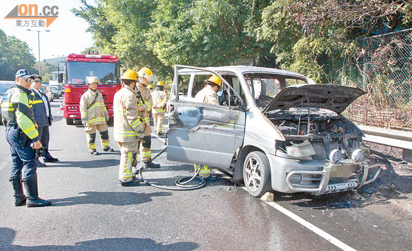 房車起火 八旬司機險死