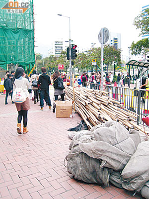 屯門青海圍馬路口長期被堆積大量竹枝等建築物料。