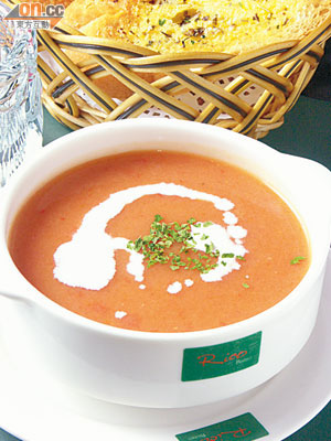 西班牙番茄凍湯由多種蔬菜混合而成。