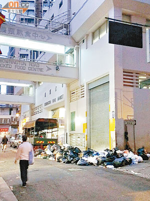 銅鑼灣鵝頸街市門外每日清晨時份已有垃圾堆積如山。（讀者提供）