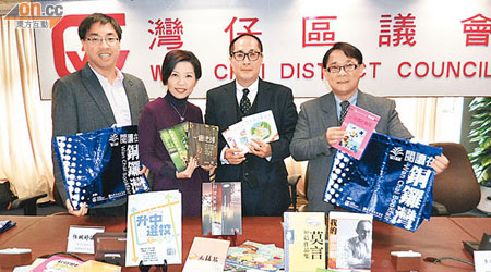 蘇惠良（右二）指，今年書展破紀錄出售近九萬本十元至廿元平價書，估計吸引廿七萬市民參觀。（李苑葶攝）