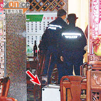 警員在餐廳內調查，地上遺下被撬夾萬（箭嘴示）。