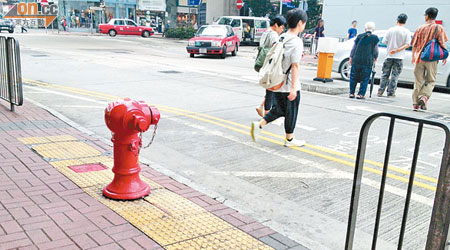 太子通菜街有消防栓設置在行人過路處中央，阻礙途人橫過馬路。