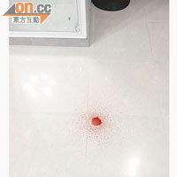 天花板落下的血滴，在地板上積成一小攤血。(讀者提供)