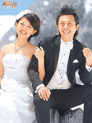 翻版「陳妍希」蕭嘉怡（左）與未婚夫冒寒遠赴麗江玉龍雪山拍攝婚紗照。（受訪者提供）