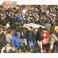 元旦倒梁遊行有多批示威者佔據馬路，癱瘓中區交通，不少司機無辜被困。