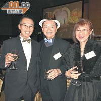 香港牙醫學會理事廖偉明醫生（左起）、醫專會主席江明熙醫生和江太Amy，齊舉杯慶祝2013年來臨。