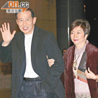 滙豐亞太區行政總裁王冬勝（左）出名錫老婆，除夕夜當然與太太（右）拍拖迎新年。