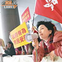 挺梁示威者批評泛民借彈劾動議攻擊政府，阻撓香港發展。（黃仲民攝）
