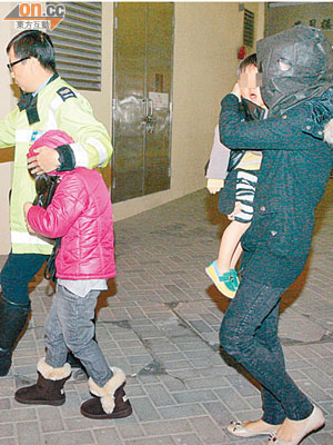 被捕婦人帶同子女到警署。（沈厚錚攝）