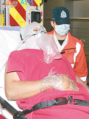 燒傷男子由救護員送院治療。（楊日權攝）