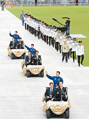 神舟七號航天員翟志剛（前）、劉伯明（中）及景海鵬（後）訪港乘坐高球車進入大球場歡迎會。