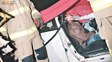 本田車司機七孔流血被困司機位。（楊偉嶽攝）