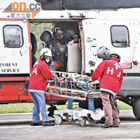 政府飛行服務隊直升機將受傷男子救起送院。（李國健攝）