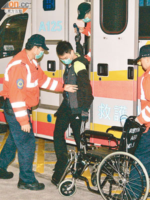 受傷男生由救護車送院治理。（王偉安攝）