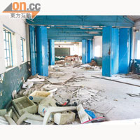 校舍範圍欠缺維修和管理，堆滿垃圾和工業廢料。