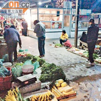 部分金山村菜田的蔬菜會被送往附近菜市場出售。