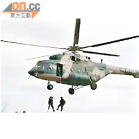 南京軍區陸航團進行日間運輸直升機機降突襲。（電視畫面）
