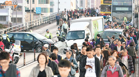 大批巴士乘客落車，由窩打老道天橋步行至九龍塘轉車。（鄭家如攝）