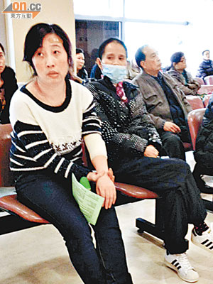 無辜受傷清潔女工（左）在醫院等候治理。