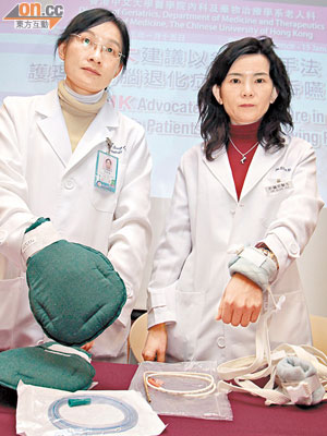 李舜華（左）及許鷗思展示管飼末期腦退化症患者時常用的器具。（潘思維攝）