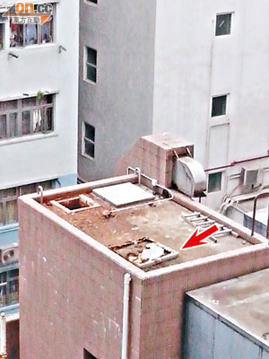 永興街垃圾站天台水箱蓋（箭嘴示）日久失修，被指惹來蚊患。(讀者提供)