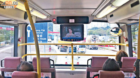 巴士上層顯示屏貼上寫有「壞」字紙條，九巴卻死撐運作正常。（讀者提供）