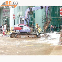 地底食水管疑被鑿地機鑿爆，不斷湧出食水。（讀者提供）