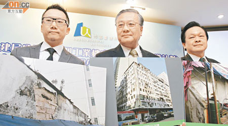 溫兆華（右）及李敬志（中）展示永康工廠大廈失修及天台僭建的現況。左為市建局規劃及設計總經理麥中傑。