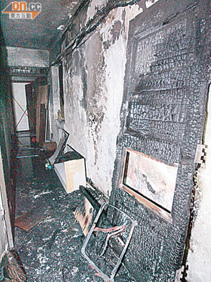 起火的走廊嚴重焚毀。