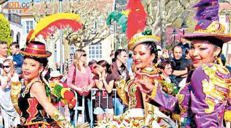 玻利維亞民族舞蹈團今年首度在花車巡遊表演亮相。