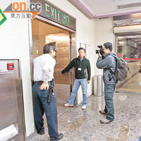 鑑證人員在商場通往廁所的入口處拍照蒐證。