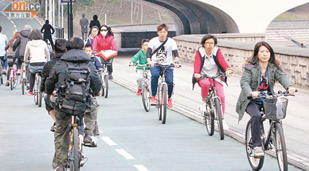假日的單車徑擠滿了單車愛好者，有市民認為近年愈來愈多港人愛騎單車，「或許有少少李慧詩效應」。（梁耀榮攝）