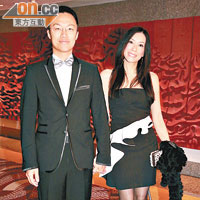 前教育局政治助理楊哲安（左）與太太張燊悅盛裝赴會。