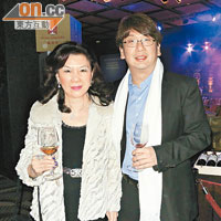 前保良總理方劉小梅（左）愛飲「粉紅酒」，經營紅酒生意嘅兒子方仁寬就偏愛法國頂級佳釀。