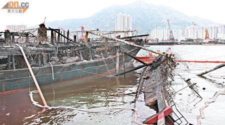 四艘漁船嚴重燒毀，其中一艘翻側下沉。（張嘉怡攝）