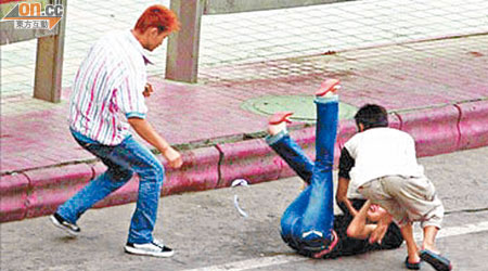 東莞屢生街頭搶劫案，圖為早前有在巴士站等車的單身女士被匪徒當街推跌搶劫。