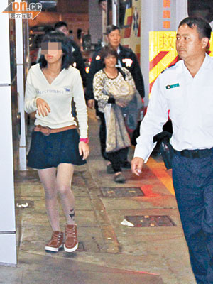 少女（左）被勸服送院檢驗。（文健雄攝）