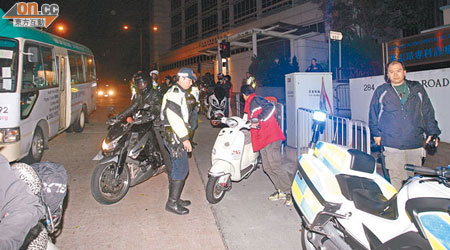 警方截停十三輛電單車調查。（何力棋攝）