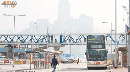 中環碼頭巴士總站與行人天橋並不相連，對途人造成不便。