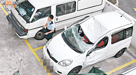 跳樓男子壓毀私家車車頂，伏屍車旁，警員用布篷遮蓋死者屍體。（劉展超攝）