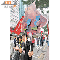 遊行人士斥劉夢熊近日「爆料」，反映出小圈子選舉荒謬。